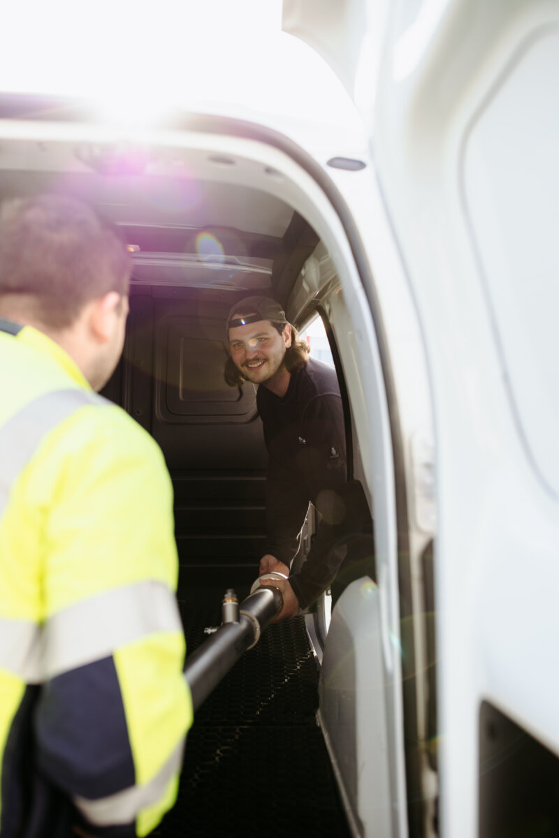 Die CMV Systems Mitarbeiter bei der Auslieferung eines Produkts